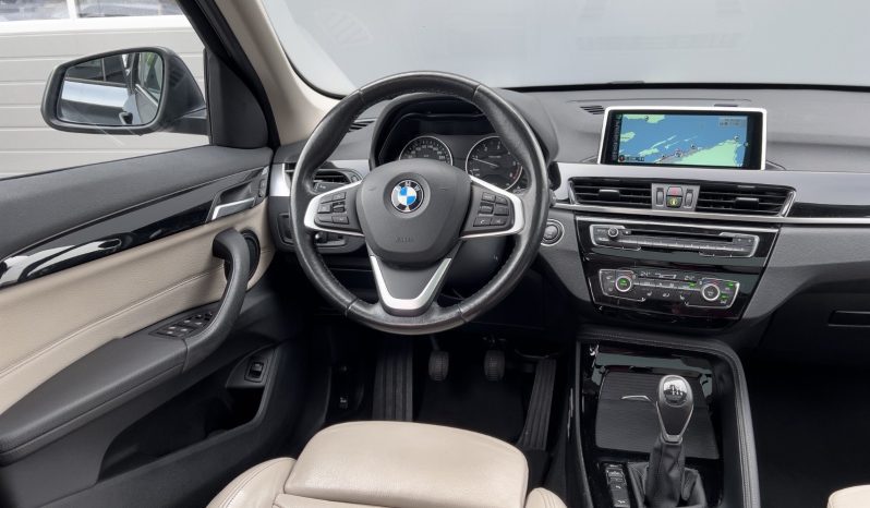 
								BMW X1 xDrive18d/Toiture Panorama/Santé/Accès/Ligne Sportive full									